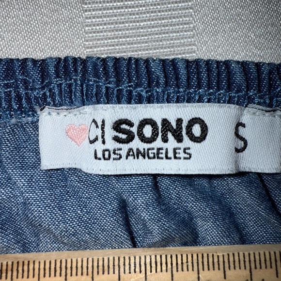 CI SONO Los Angeles Denim Romper Sz Small Off the Shoulder Ruffle Pockets EUC - Picture 3 of 12
